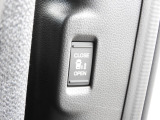 ★パワースライドドアスイッチ★ピラーに設置したスイッチで、スライドドアが開いているときも閉じているときも、2列目シートがどの位置でも無理なく開閉操作ができます!