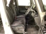 女性でも運転がしやすいように、シートの高さ調整機能(シートリフター)がついています。運転席と助手席の間が空いている為、助手席側への移動がスムーズです。交通量の多い道でも助手席側から乗り降りができます。