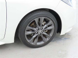 装着タイヤサイズは、215/45R17です。純正アルミホイールを装着しております。
