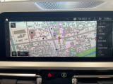 BMWのナビゲーションは操作性も良く、詳細な地図情報と交通状況を見やすく表示し、快適なドライビングをサポートしながら目的地までナビゲートします。