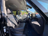 厚みがあって、座り心地のいいソファのようなシート。上質感のある空間で運転席も助手席もリラックスしてゆったりと座れます。