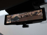 車両後方を映し出します・スマートルームミラー装備です。