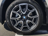 BMW純正アルミホイール。洗練されたデザインで、足元の個性を引き立てます。