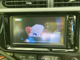 テレビ番組を画面で視聴できる装備を備えています。停車中の休憩時間などに映像を楽しめるので、車内で過ごす時間の選択肢が広がります。視聴は停車中にお楽しみください。