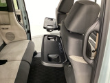 運転席・助手席の背もたれには、2列目シート用にカップホルダー付きの「格納式のシートバックテーブル」を装備しています。休憩時のちょっとした時間などカップを置いたり、小物置きに使えて便利です。