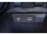 ランドローバーは、USBポートを車内の便利な位置に配置しています。通常、センターコンソール、グローブボックス、後部座席エリアなど、ドライバーや乗客がアクセスしやすい場所に配置されています。