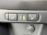 【シートヒーター】体調に合わせて細かく車内環境を調整できちゃいます。天候や、体調に左右されずに快適に1日をスタート出来ますね。