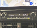 オートエアコンは温度を設定するだけで、自動で風量などを設定してくれます。運転しながら操作も必要ないので、安全性も向上します。