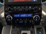 左右独立温度コントロールフルオートエアコンです。運転席、助手席それぞれで独立して温度設定ができます。冷え性の方が乗っても安心ですね♪