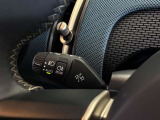 MINIの運転席操作部は、中央に構えるディスプレイが最大の特徴です。航空機を思わせるトグルスイッチなど、直感的で遊び心のあるメカニカルな操作感が、ゴーカートのような走りの高揚感を高めます。