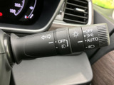 レバー上の表示が見やすく、ライト類の設定を手元で確認しやすい配置です。運転席から自然に操作できる位置にまとまり、夜間や天候の変化にも対応しやすくなっています。
