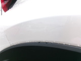 運転席側リアフェンダーにキズがあります。