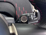 MINIの運転席操作部は、中央に構えるディスプレイが最大の特徴です。航空機を思わせるトグルスイッチなど、直感的で遊び心のあるメカニカルな操作感が、ゴーカートのような走りの高揚感を高めます。
