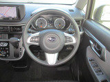 ステアリングはウレタン製で、軽い操作感が長時間の運転でも疲れにくいです。