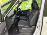 前席は身体を預けやすい形状で、運転席からの見通しも確保された室内です。落ち着いた色合いでまとまり、乗り込んだときからゆったりと過ごせる空間に仕上がっています。