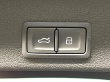 ●電動リアゲート:ワンタッチでリアゲートの開閉ができ、荷物などで両手が塞がっている状態でも簡単に開閉ができる便利機能です。