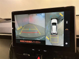 【パノラミックビューモニター】映像で、見づらい車両周辺の確認をアシスト。クルマを真上から見ているような映像を表示。 運転席から確認しにくい車両周囲の状況を把握。