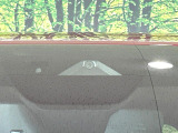 【スマートブレーキサポート】走行中に前方の車両等を認識し、衝突しそうな時は警報とブレーキで衝突回避と被害軽減をアシスト。より安全にドライブをお楽しみいただけます。