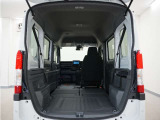 2列目シートと助手席を倒すことで、運転席以外のすべての空間がフラットな荷室となります。フラットな荷室になるので、脚立や絨毯などの長尺の荷物の積載にも対応しております。