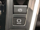 HOLD機能付きの電動パーキングブレーキ。HOLD機能を使用すると、信号待ちなどでフットブレーキから足を放しても、車は動かずそのまま停車してくれます。ドライブなど足が疲れた時には便利な機能です。