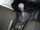 フロア5速マニュアル車です。