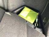 荷室のサイドにパンク修理キット