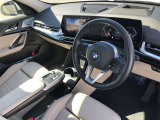 BMW 伝統のコックピットはドライバー志向で設計され、人間工学を駆使し、細部に到るまで設計されたコックピットを実現しました。