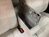ベンチシート形状で足元も含め広々ゆったり座っていただけます。運転席側に装備してますセンターコンソールボックスを利用頂くとセパレートしてリラックス、ベンチにして開放的に2タイプお好みに合わせ使えます。