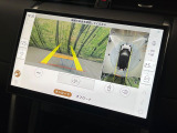360度カメラ『狭い場所でも安心して駐車できるようにサポート。タッチスクリーンの表示と音で障害物との距離を確認できます。車幅感覚に慣れていない方や駐車の苦手な方には必見の装備といえます♪』