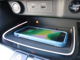 Qi規格対応スマートフォンのワイヤレス充電器装備です。お手軽に充電ができます