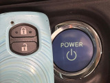 【スマートキー】カバンやポケットに入れたままでもドアの施錠・解錠が可能なスマートキーを装備。エンジンのオン・オフ時もカギを取り出す必要が無いからとっても便利です♪
