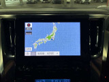ディスプレイオーディオやカーナビは、現代のドライブにおいて欠かせない装備のひとつです。初めての場所でも迷いにくく、快適なルート案内で運転をサポートします。移動中のエンターテインメント性も高まります。
