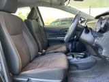 前席は運転席と助手席が並び、座面と背もたれには落ち着いた色合いの生地を採用。窓からの視界も広く、ゆったりと座って過ごせる空間です。