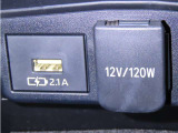 充電用USB端子とパワーアウトレットを装備しております。