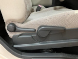 運転席は高さの調節も出来ます♪