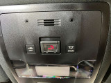 レクサスオーナー様をお守りするためのヘルプネットスイッチです。万一の際は専門オペレーターにつながり、警察や消防への緊急通報をサポートします。