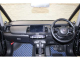操作性に優れた運転席となります!小物入れや各ボタンの配置にこだわり、使いやすいです!座り心地もよく視認性も良好なのでロングドライブもお任せ下さい!