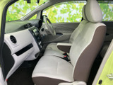 前席は明るい色のシートで、車内に開放感をもたらします。フロントガラスやサイドウィンドウから周囲を見渡しやすく、乗り降りの際も室内を確認しやすい造りです。