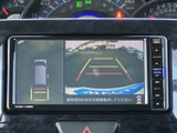 後方の映像に加えて車両周辺の表示も確認でき、駐車時の後方確認をサポートします。ガイド線も表示されるため、車庫入れや狭い場所での操作に役立ちます。