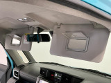 【サンバイザー】車内で身だしなみを整えるためのバニティミラーがセット。お化粧直しや髪型のチェックに活用できます。
