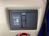 左側電動スライドドアは運転席からでも操作ができるように、ハンドル付近に開閉の操作スイッチが付いています。