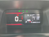 速度やシフト位置、走行距離などの情報がひと目で確認でき、運転中も必要な情報を把握しやすい表示です。各種表示がまとまっており、日常の確認にも便利にお使いいただけます。