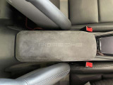 センターコンソールボックスに書かれたPorscheの文字がオーナー様をお出迎えします。