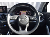 Audiエンブレムを配したスポーティなステアリング。握り心地や操作感を、ぜひ実車でお確かめください。