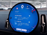 デジタルスピードメーター、航空機のコックピット操作箇所と同じ配色で目が疲れにくいように設計されてます。