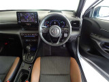 革巻きステアリングで快適な操作性の運転席です。