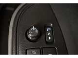 狭い場所も苦になりません。電動格納ドアミラー装備。