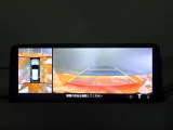 【360&deg;ビュー・モニター】前後左右4つのカメラ映像をさまざまな走行状況に応じて切り替えてセンターディスプレイに表示することで、駐車時や狭い道でのすれ違い時、見通しの悪い交差点進入時でも安心感を高めます。