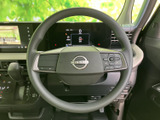手元にスイッチを備え、運転姿勢を保ったまま各種操作にアクセスしやすい仕様です。握りやすい形状で、毎日の運転時も手元の操作を確認しやすくなっています。