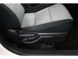 運転席シートリフター装備!シートの上下調整で運転操作の視界を確保できます。